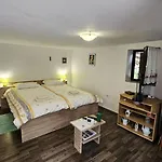 Mala Kuca, *