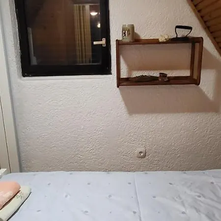 Mala Kuca, * Lic