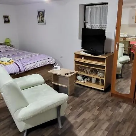 Mala Kuca, Lic