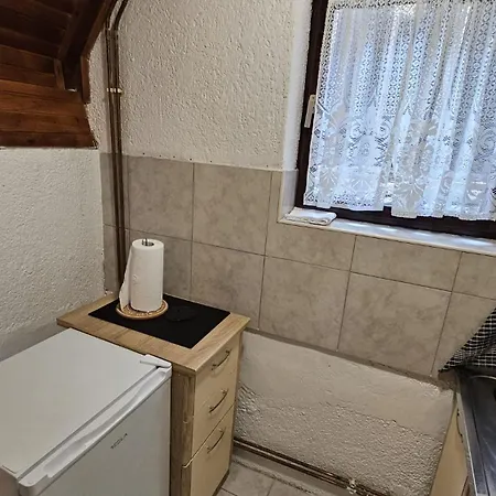 Mala Kuca, *