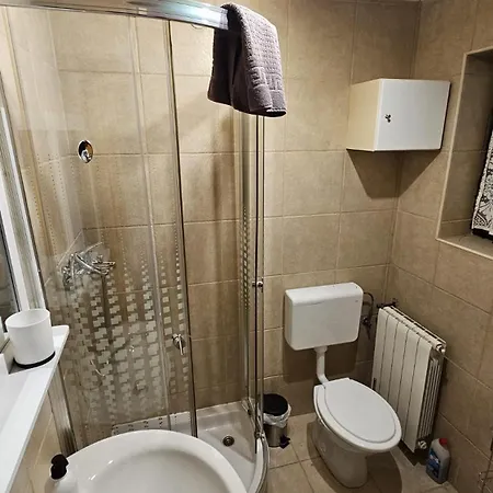 Brvnara Mala Kuca, *